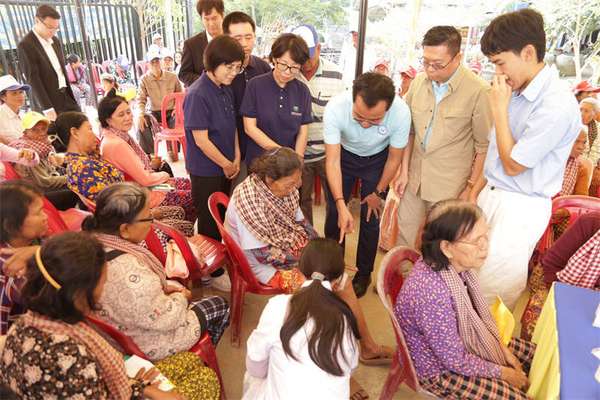中国援柬医疗队赴茶胶省达弄村开展义诊
