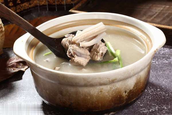 莲藕是寒凉的吗(莲藕是寒性蔬菜？医生告诫这4物要少吃！)