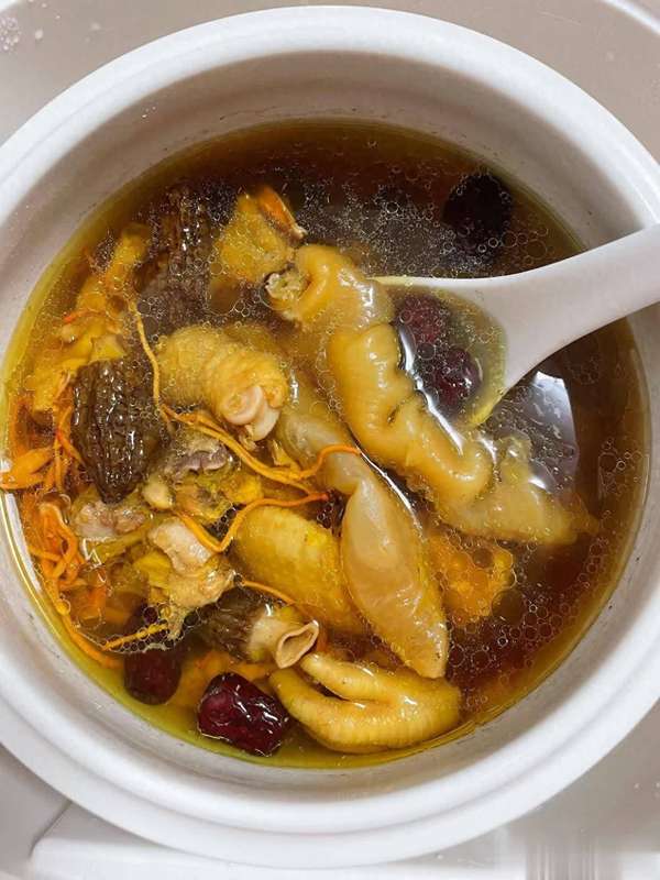 熬夜加班营养汤(熬夜加班后的养生汤品——羊肚菌花胶红枣鸡汤)