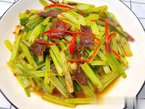 55岁以上饮食搭配(55+人群请注意！这3样食物要少吃，4道补脑家常菜请查收！)