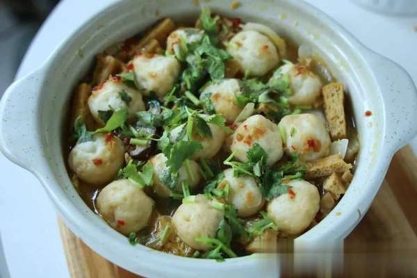 鲜蔬鱼丸的做法(鲜蔬鱼丸砂锅：清淡养生的冬日佳肴)