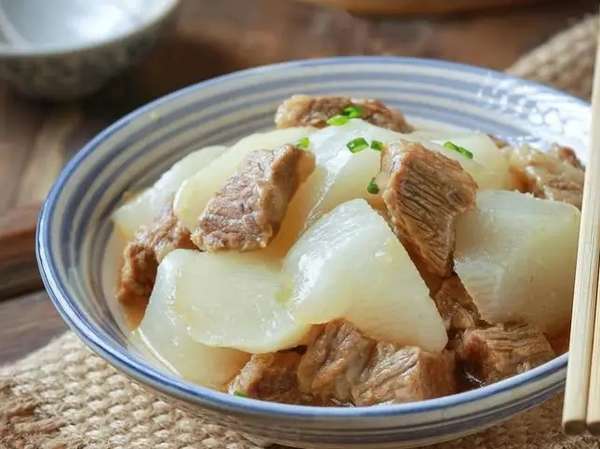 冬季温补羊肉萝卜汤的做法(萝卜羊肉温补汤：秋冬养生的不二之选)