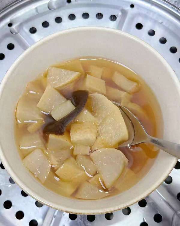 用陈皮熬什么汤润肺止咳(巧用陈皮，三款水饮呵护咽喉健康)