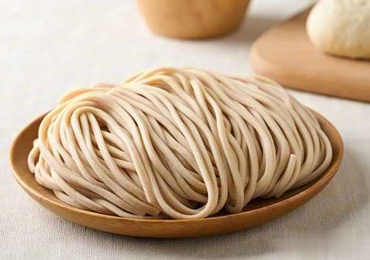 高血压的人经常吃面条可以吗(高血压患者常吃面条，或能离2种并发症远一点)