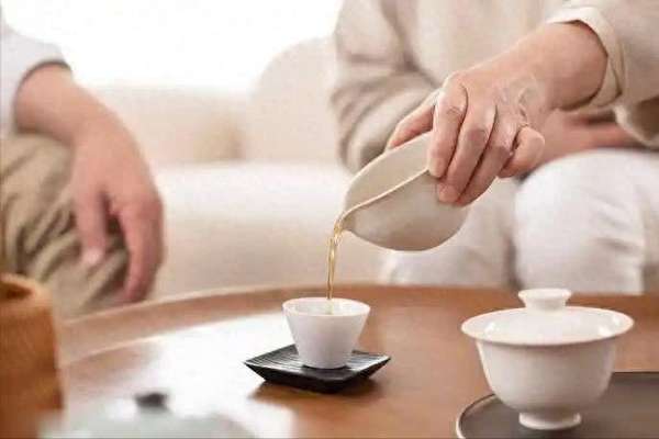 专家发现老人长期不喝酒(研究发现：老人常喝茶，不久身体或许会有这些改变)