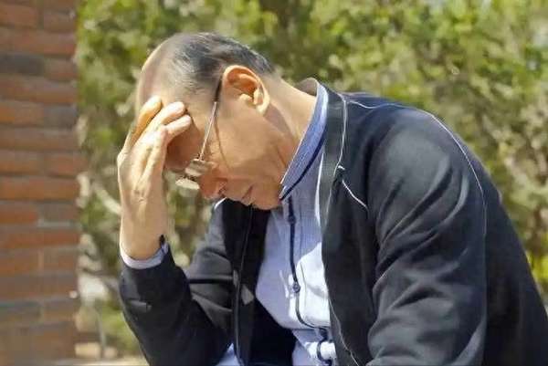 脑功能下降是什么意思(3个信号提示脑功能下降！不想发展成老年痴呆，做好2件事)