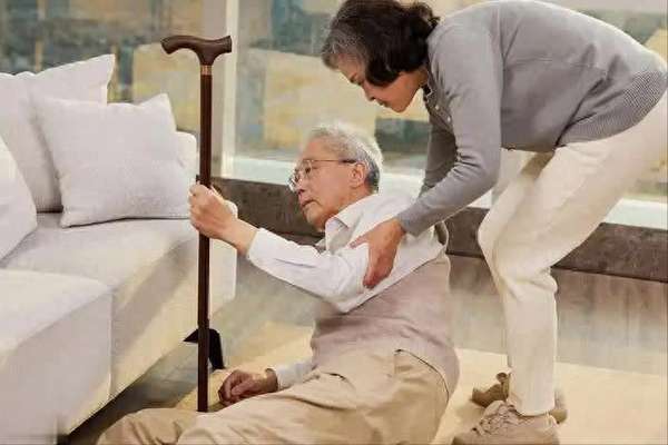 医生科普骨折诊断真相(医生揭秘：摔倒不易骨折的老人大多有这4个习惯)