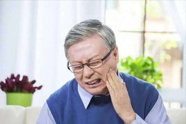 饭后刷牙损伤牙釉质(饭后刷牙可能做错？医生建议65岁后刷牙注意3点！)