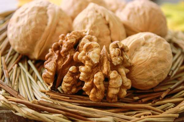 吃核桃能帮助睡眠吗(吃核桃能养生？研究称让血管更健康，吃多少合适？)