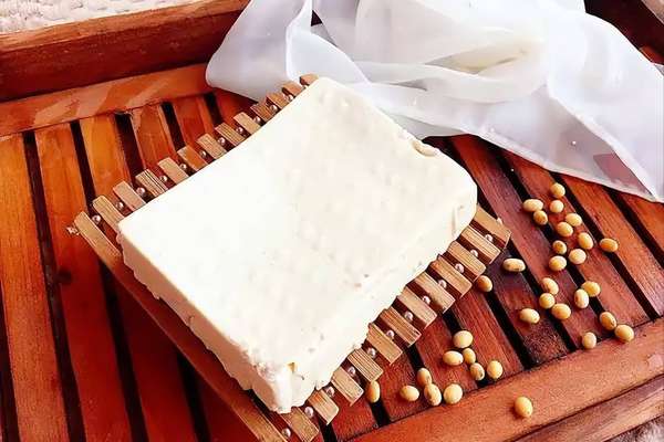 肾结石不能吃豆腐吗(肾结石不能吃豆腐？医生：入冬少碰这5物防结石反复)