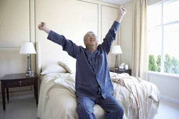 血压与早起有关系吗(血压与早起有关？60岁后，医生多次劝告：早起牢记“3不要”！)