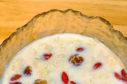 夏日养生银耳羹：四款家常食谱助你水润一夏