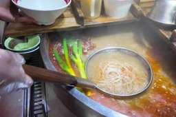 【走进长新夜巷】②淮南牛肉汤创始人专访：凭鲜醇与诚意，圈粉70%回头客的烟火传奇