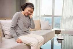 如何判断女性是否进入更年期？医生：别只看年龄，留意4变化