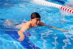 游泳是强健骨骼良药！医生提醒55岁后游泳要做好4点
