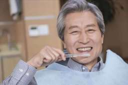 口腔或暗示疾病？医生：出现这5种情况，可能与刷牙无关