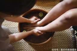 热水泡脚，到底是“养生”，还是“伤身”？再次提醒：对3类人有害无益