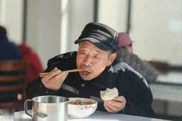 60岁后，“吃饭七分饱”未必适合？科学饮食这样做