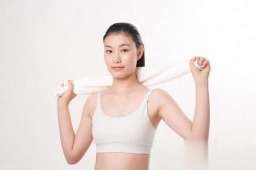 宝妈亲测！晚餐后在客厅用器械练4个瑜伽垫动作，练出“女团腿”