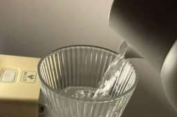 晨起空腹喝杯水，身体悄悄收获5大好处！医生都在推荐