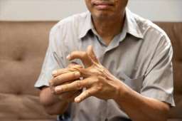 眼睛是痛风“警报器”？有这几种异常，尿酸或已超标